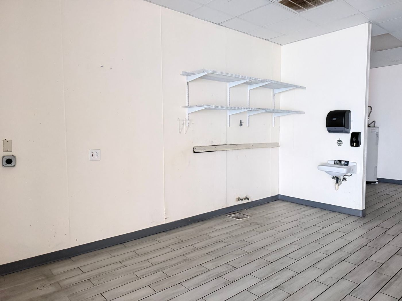 Vacant suite, white walls