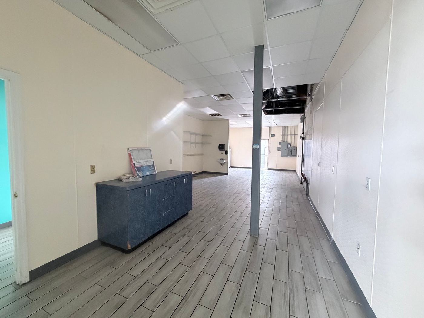 Vacant suite with service counter